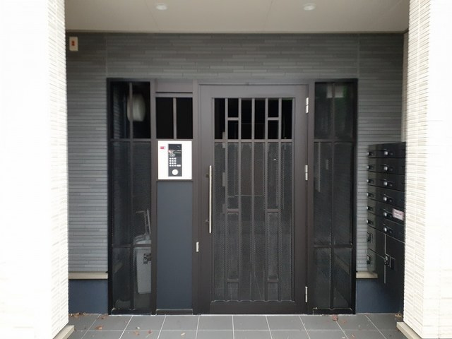 京都市山科区勧修寺西金ケ崎のアパートのエントランス