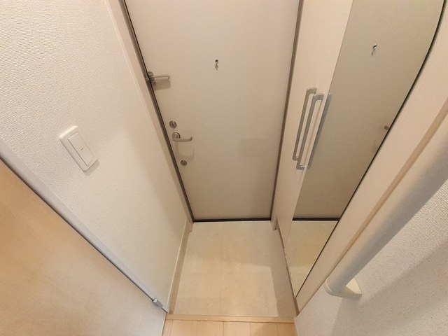京都市山科区勧修寺西金ケ崎のアパートの玄関
