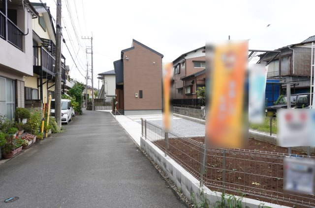 草加市柳島町 新築分譲住宅の前面道路含む現地写真