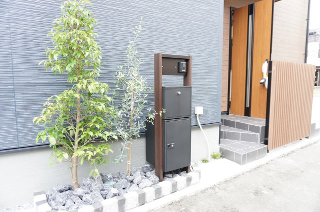 草加市柳島町 新築分譲住宅の設備|インターホン機能・宅配BOX付き門柱
