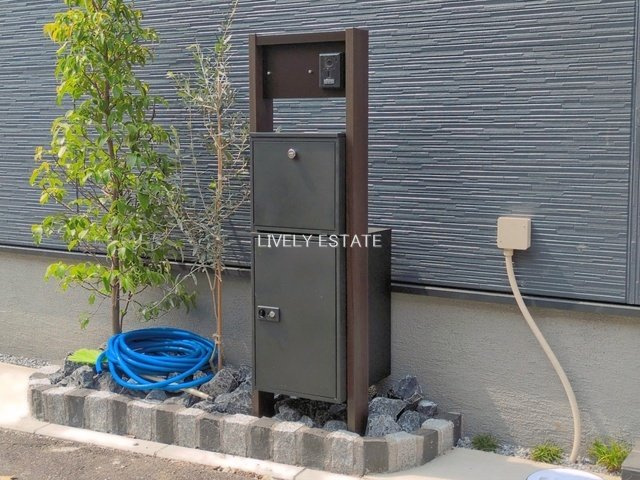 草加市柳島町 新築分譲住宅の設備|インターホン機能・宅配BOX付き門柱