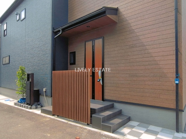 草加市柳島町 新築分譲住宅の玄関