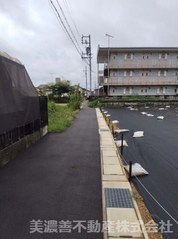 ６６３９９　岐阜市鏡島中土地の前面道路含む現地写真|西側から