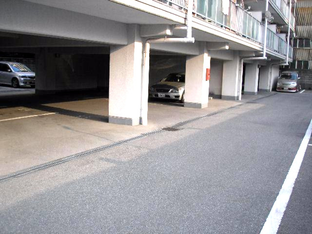 【駐車場】 | グランドヴィラ三先 | 駐車場完備です