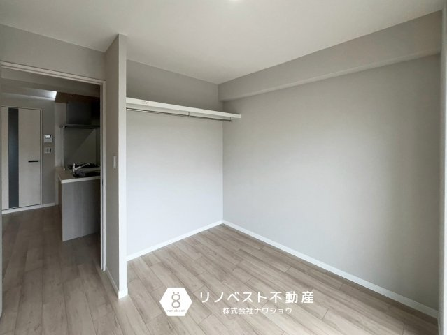 小阪ハイライフの洋室|約5.2帖の洋♪
オープンクローゼットで魅せる収納◎バルコニーに面しています。