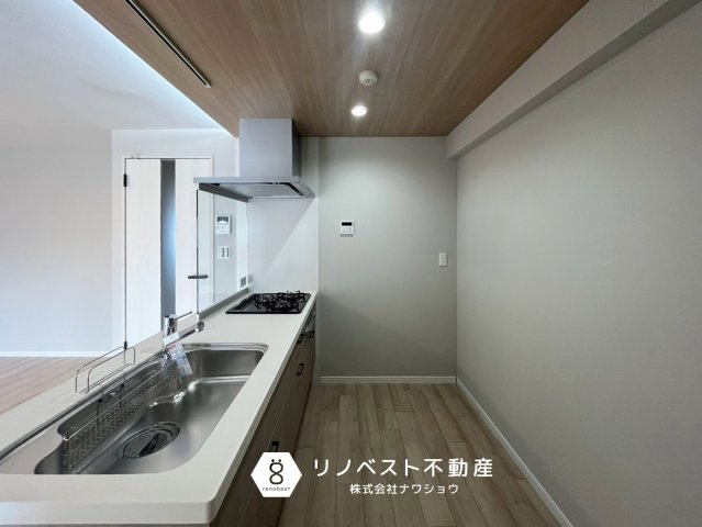 小阪ハイライフのキッチン|ダウンライトなので明るすぎず、落ち着いて料理ができます◎