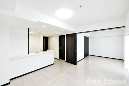 エステムコート新大阪Ⅹザ・ゲートの居間・リビング|◆広々LDKは約12.6帖！隣のお部屋を開放して、更に広々約18.6帖としてもご使用いただけます！