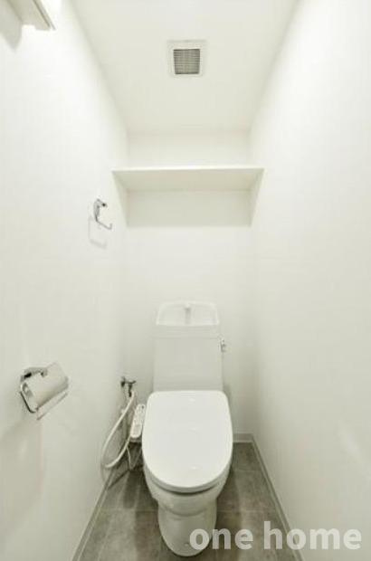 エステムコート新大阪Ⅹザ・ゲートのトイレ|◆温水洗浄便座付きトイレです！
◆背面にはトイレットペーパーなどを収納できる棚がございます！