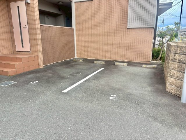 ブラン　ジュールの駐車場