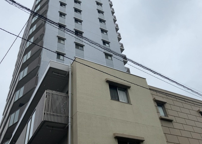 【バルコニー】 | フェリズ淵野辺 | バルコニーは、室外の専用スペースのうち、「屋根がなく開放された空間」であるものを指します。ベランダより広いタイプのものが多く、日当たりもよいため家庭菜園などを楽しみたい人にとって適した環境となります。