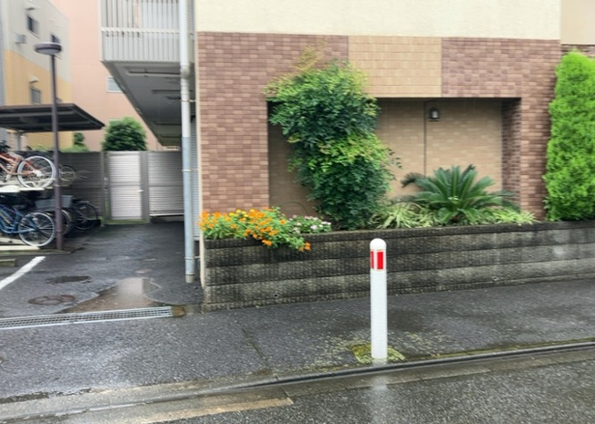 【構造・工法・仕様】 | フェリズ淵野辺 | 建物の基礎工事の方法は、主流となっているベタ基礎（防湿基礎）と布基礎の２種類に分類され、床下の通気性や耐久性などに違いがあります。建物の基礎部分の構造や付帯設備など詳細については現地でご確認ください。