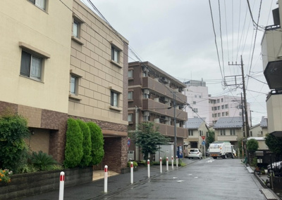 【外観】 | フェリズ淵野辺 | 南側道路の場合は長い時間光を入れ込むことができるため、庭やリビングを道路側に持ってくることが多く土地価格も高い傾向にあります。一方北側道路だとリビングや庭が南側になりプライバシーを守ることができます。
