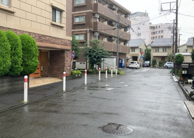 【外観】 | フェリズ淵野辺 | 東側道路の場合は居室を南向きに設計しやすいため、朝日が入りやすいというメリットがあります。一方、西側道路も東側同様に居室を南向きに設計しやすいのですが、住宅地だと朝日が入りにくいという弱点があります。