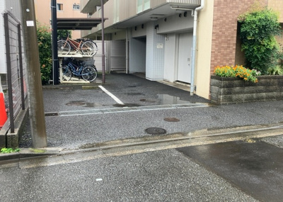 【駐車場】 | フェリズ淵野辺 | 車一台あたりに必要なスペースは、標準サイズの普通自動車で横幅2m50cm、長さ5mは必要になります。ただし、乗降のことも考慮して横幅3m30cm、長さ5m50cmほどは確保できるところを選びましょう。