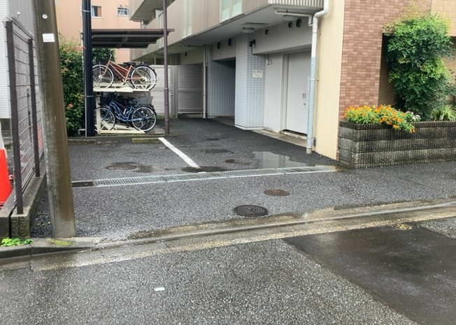 【駐車場】 | フェリズ淵野辺 | 車一台あたりに必要なスペースは、標準サイズの普通自動車で横幅2m50cm、長さ5mは必要になります。ただし、乗降のことも考慮して横幅3m30cm、長さ5m50cmほどは確保できるところを選びましょう。