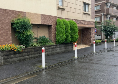 【庭】 | フェリズ淵野辺 | 庭のある家に住むことのメリットとして、子どもたちの遊び場を確保できること、ガーデニングや家庭菜園を楽しめること、明るさを確保できることがあります。また、配置を工夫することでプライバシーが確保できます。