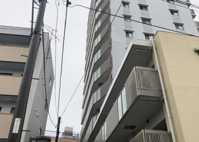 【バルコニー】 | フェリズ淵野辺 | バルコニーは、建物内から室外へ楽に出入りできる便利なスペースです。また、バルコニーには手すりを付けることが義務付けられており、手すりの高さは110cm以上で施工することが建築基準法で定められています。