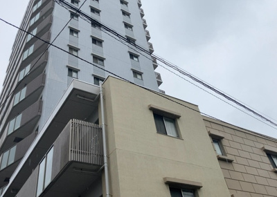 【バルコニー】 | フェリズ淵野辺 | 両面バルコニーは、バルコニーそのものの機能というよりかは設置の仕方による名称です。複数のバルコニーを東西や南東などの相対する場所に設置することで、通風や採光が確保しやすくなるというメリットがあります。