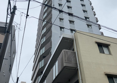 【玄関】 | フェリズ淵野辺 | 玄関は家の顔と言っても過言ではありません。現地を見学する際は玄関の広さや全体のバランスなどを見てみるといいでしょう。一般的なアプローチのしやすさだけではなく、お年寄りにも優しい設計のものだと安心です。