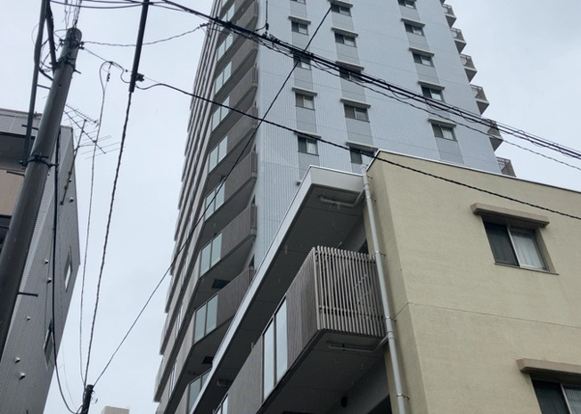 【玄関】 | フェリズ淵野辺 | 玄関は家の顔と言っても過言ではありません。現地を見学する際は玄関の広さや全体のバランスなどを見てみるといいでしょう。一般的なアプローチのしやすさだけではなく、お年寄りにも優しい設計のものだと安心です。