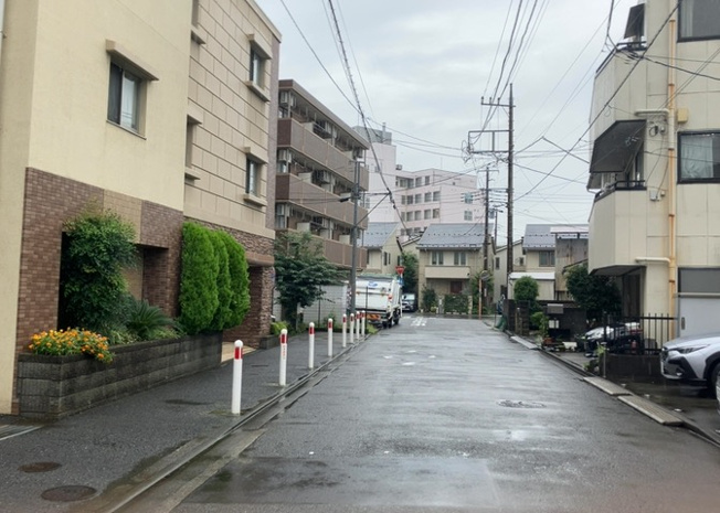 【外観】 | フェリズ淵野辺 | 住宅用の土地では前面道路に2m以上接していなければならないと法律で定められています。しかし、お持ちの車のサイズやライフスタイルなどにより、2mでは利便が悪い場合もございますので、事前に確認しましょう。