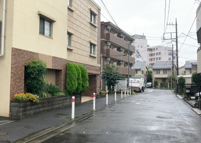 【外観】 | フェリズ淵野辺 | 道幅が広い場所は日当たりや風通が良好です。幅が広いのですれ違いも可能ですし大きな車でも駐車可能！一方で、大型車が通ることも多くなるため交通量の増加により騒音に繋がります。また土地の値段が高くなります。