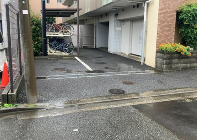 【駐車場】 | フェリズ淵野辺 | 駐車場と明記されていても、最小スペースでつくられた駐車場だと大型車は駐車できなかったり、出入りしにくくなったりする可能性があります。お車のサイズと購入したい物件の駐車場のサイズを現地で確認しましょう。