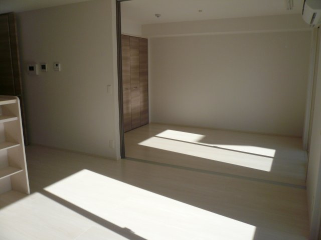 【居間・リビング】 | シャルマン北大路 | こちらのリビングで趣味の時間をお楽しみください