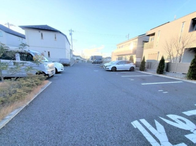 グランディール西大宮の駐車場