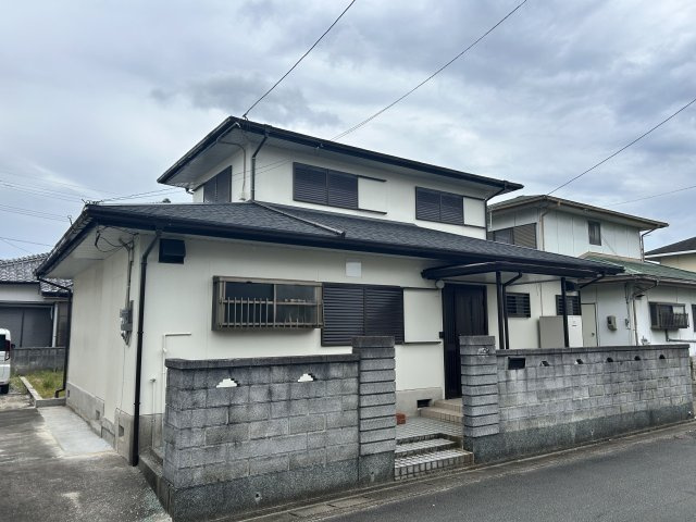 【外観】 | 手鎌売家 | 令和6年外装リノベ済！明るい白の外壁が目を引く一戸建て