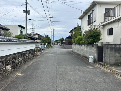 【前面道路含む現地写真】 | 手鎌売家 | 前面道路は舗装済みでスッキリ！お車の出し入れもスムーズです