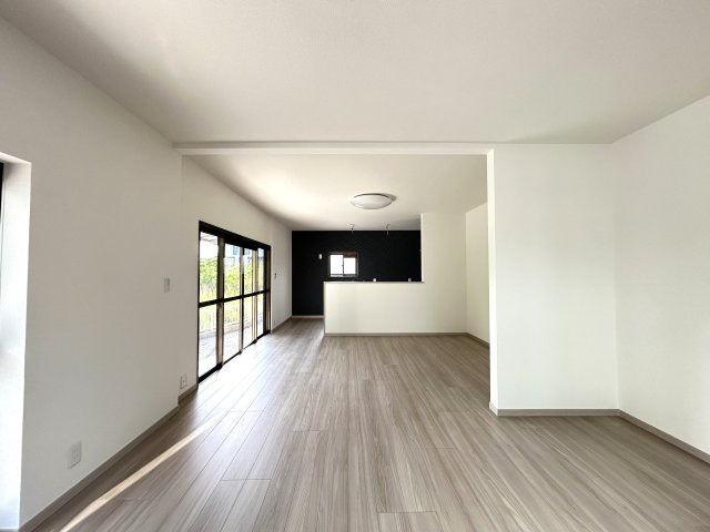 山口市黒川　戸建ての居間・リビング|17.5帖の広々リビングです。
