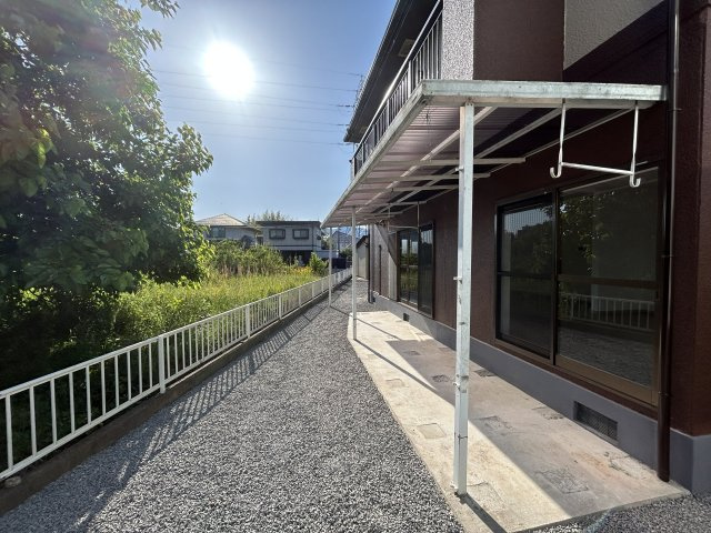 山口市黒川　戸建ての庭|庭は、防草シートの上から砕石を敷いています。