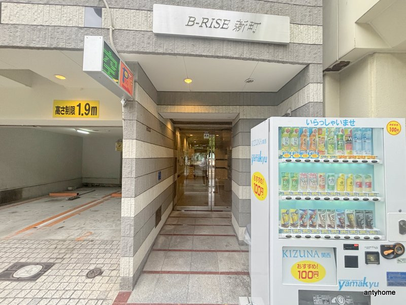 B-RISE新町　仲介手数料無料のエントランス