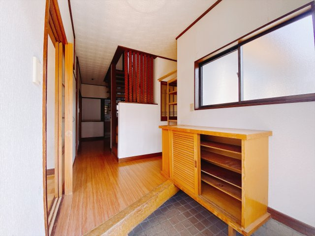 【中古戸建】前橋市下川町の玄関|■玄関｜「玄関から、我が家を心地よく。自然の風や光を感じられる気持ちのいい玄関へ。」永く居心地のいい暮らしを演出する快適性能と安心を両立させたドアを採用しました！