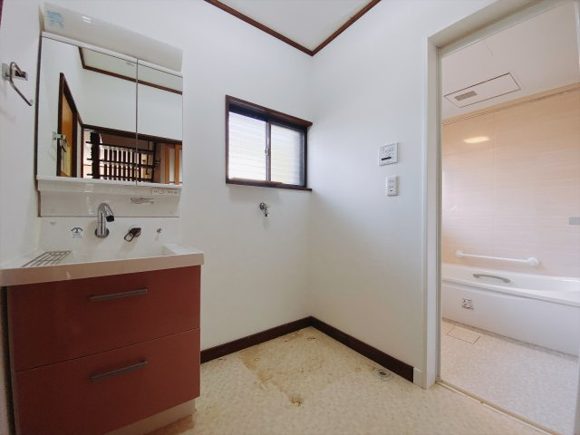 【中古戸建】前橋市下川町の独立洗面台|■洗面室｜ゆとりのある洗面脱衣室ではお子様と並んで歯磨きもできるので一緒に成長を楽しめます♪ひろびろとした洗面室で、朝の準備も楽しくなります☆.*