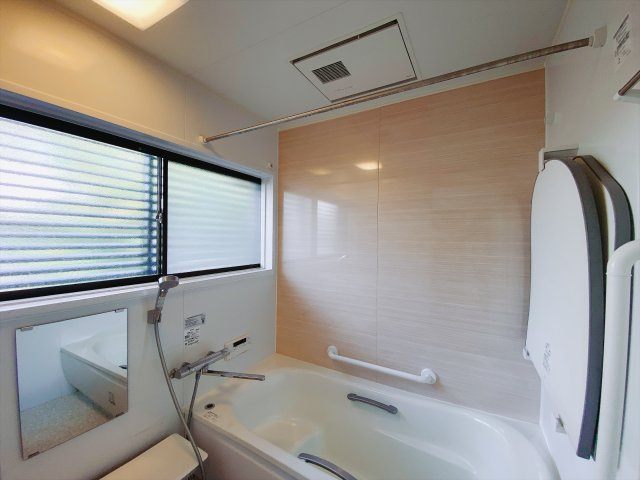 【中古戸建】前橋市下川町の浴室|■浴室｜ゆったり足を伸ばせるサイズの浴室(*＾＾*)　夜間のお洗濯や、雨の日のお洗濯に大活躍の浴室暖房乾燥機付き！お子さまとの入浴の際に嬉しいエコベンチ浴槽付きです♪