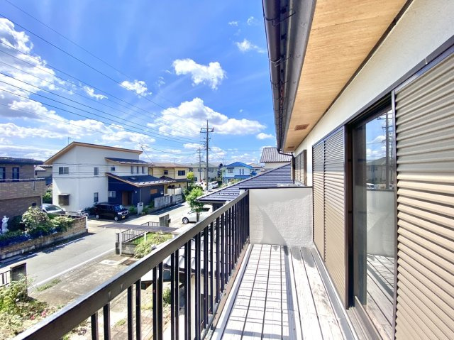 【中古戸建】前橋市下川町のバルコニー|■バルコニー｜お布団がたくさん干せますね♪バルコニーから入る日差しは暖かく、爽快な朝の目覚めを促してくれます♪洗濯物やお布団を干して太陽の香りを吸い込んだお布団で夜はおやすみください。