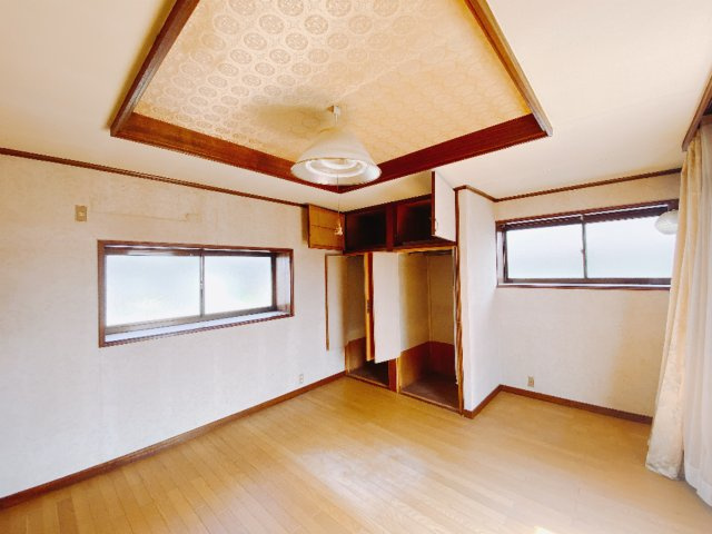 【中古戸建】前橋市下川町の寝室|■主寝室｜ダブルベッドを置いても充分な広さを2Ｆのお部屋に設けております。お子様と家族みんなで寝るのも夢じゃありません♪窓からは光が差し込むので日中でも明るいお部屋です。