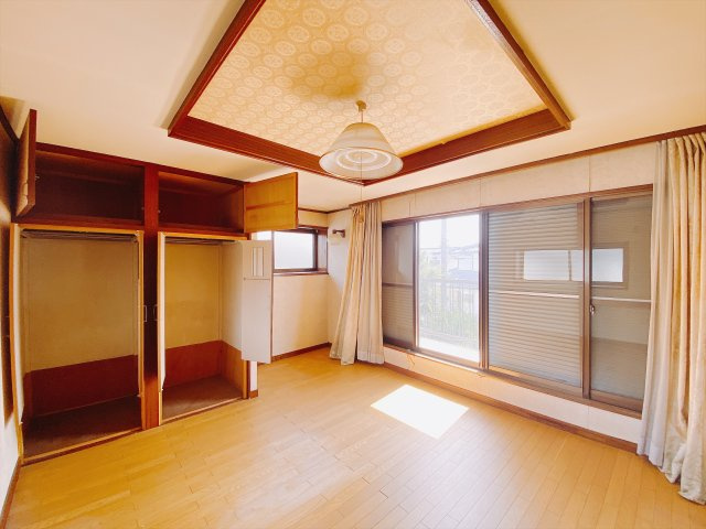 【中古戸建】前橋市下川町の寝室|■主寝室｜広い寝室ならインテリアも自由自在にお楽しみいただけます♪お外から帰ってきた後は寝室でゆっくり自分の時間をお過ごしください。