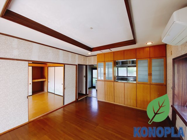 【中古戸建】前橋市下川町の居間・リビング|■リビング｜時の流れと共に陽射しは装いを変え空間に新たな彩りを与えます。一日中家に居ても飽きることなく過ごすことができる素敵な空間です♪