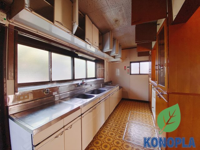 【中古戸建】前橋市下川町のキッチン|■キッチン｜ワークトップの幅が広く、お子様といっしょにお料理をつくったり、ちょっとしたパーティーも楽しめます。フラットなのでお掃除がしやすいのもポイントです♪