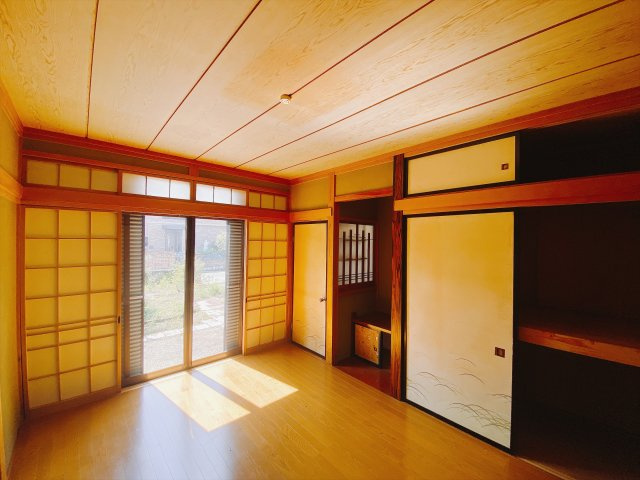 【中古戸建】前橋市下川町の洋室|■洋室｜大きな窓がついています♪陽光たっぷり差し込む空間ライフはいかがですか？
