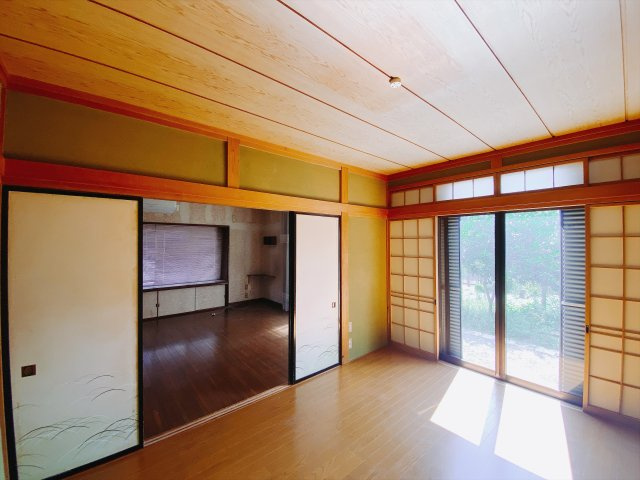 【中古戸建】前橋市下川町の洋室|■洋室｜リビング横のお部屋になります♪大きなクローゼット＆大きな窓もついていますので安心の空間です♪