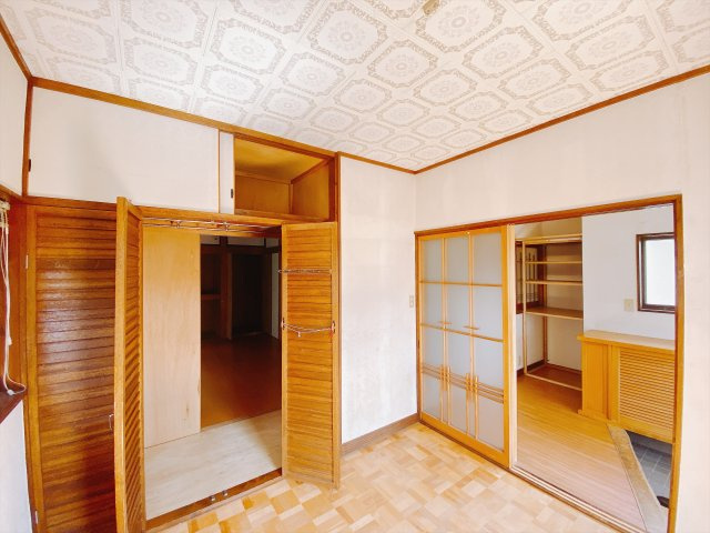 【中古戸建】前橋市下川町の洋室|■洋室｜お子様の一人部屋にピッタリな洋室。木のぬくもりを感じるフローリングは、天然木の味わいが時とともに深みを増していきます。また、傷にも強く、フリーワックスでお手入れもラクラクです♪