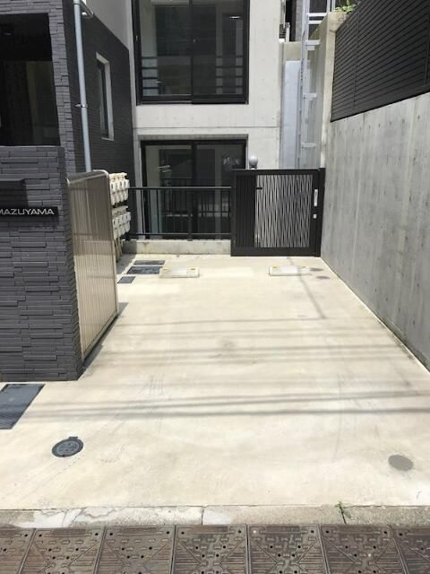 ロータス島津山の駐車場