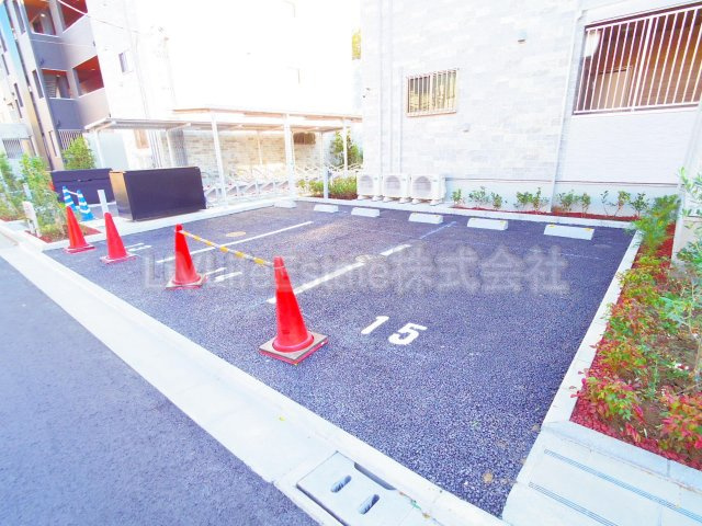 小平市たかの台のアパートの駐車場