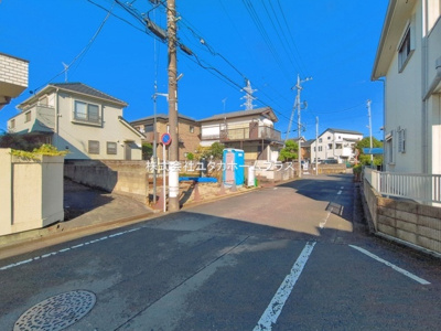 【前面道路含む現地写真】 | 東大和市南街3丁目　新築戸建　【全1棟】
