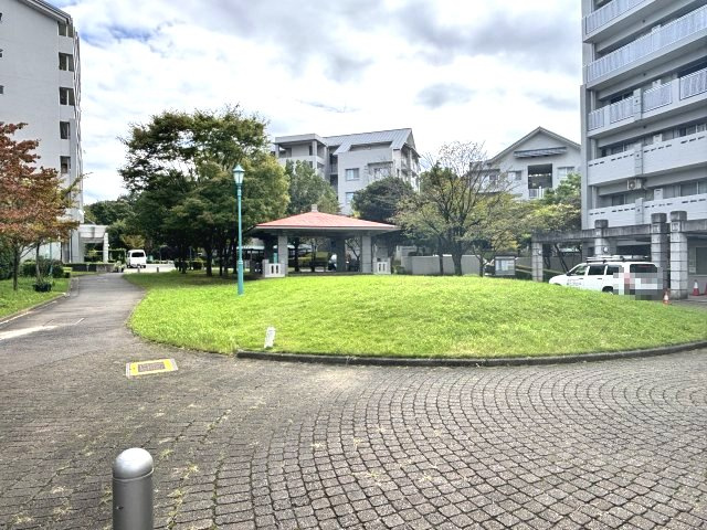 広い敷地内には緑が多くお子様の遊び場もございます