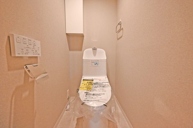 ファミールハイツ北大阪2号棟のトイレ|新調済みのトイレでウォシュレット機能が付いており、清潔で心地よくご利用いただけます。